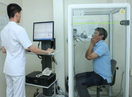 Phế thân ký đo tại phòng khám Phổi Việt cho bệnh nhân COPD