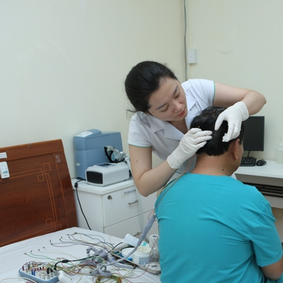 Kỹ thuật viên gắn điện cực máy đo đa ký giấc ngủ